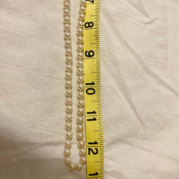 Vintage Pretty single strand Ivory faux pearl Necklace - Picture 11 of 15